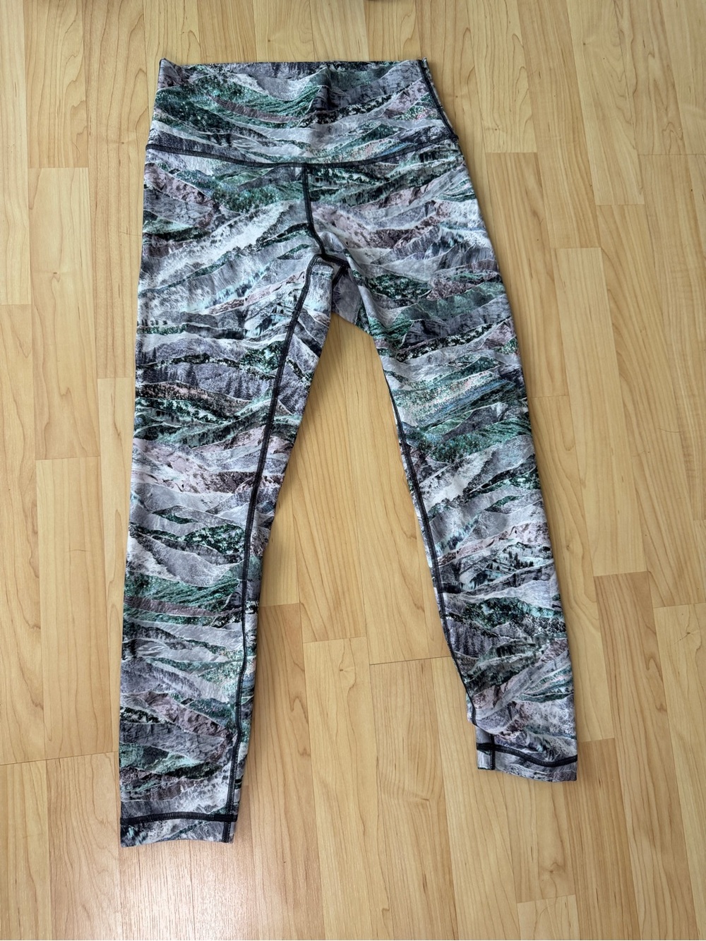 Women’s Lululemon Wunder Under Hi Rise leggings25” size 4 Springscape print